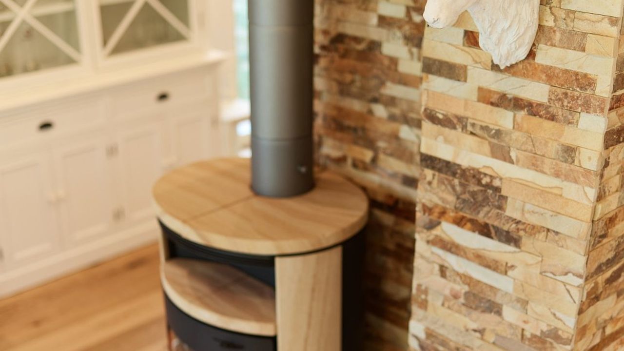 Rheinblick-Chalet: Kaminofen im Wohnraum Rheinblick-Chalet: Kaminofen im Wohnraum